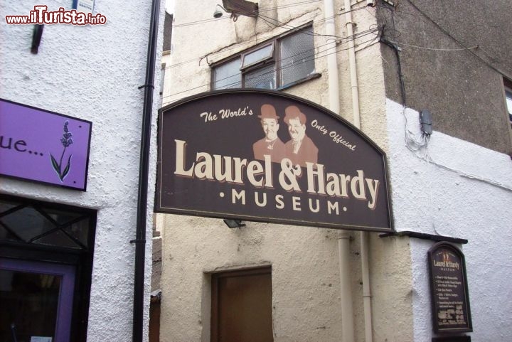 Immagine La vecchia entrata del Museo Laurel and Hardy , al numero 4 di Upper Brook street ad Ulverston (Regno Unito). Oggi il museo si trova in Brogden Street, presso l'edificio del cinema The Roxy - © Yohan euan o4 - Wikimedia Commons.