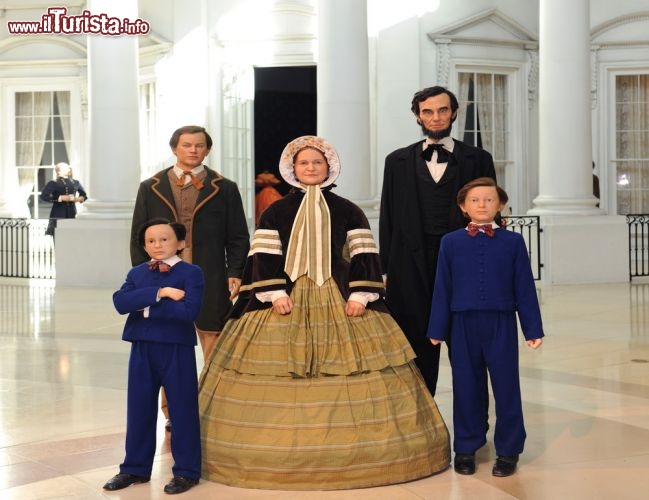 Immagine Museo Lincoln a Springfield, le statue di cera della famiglia del più famoso presidente USA - © R. Gino Santa Maria / Shutterstock.com