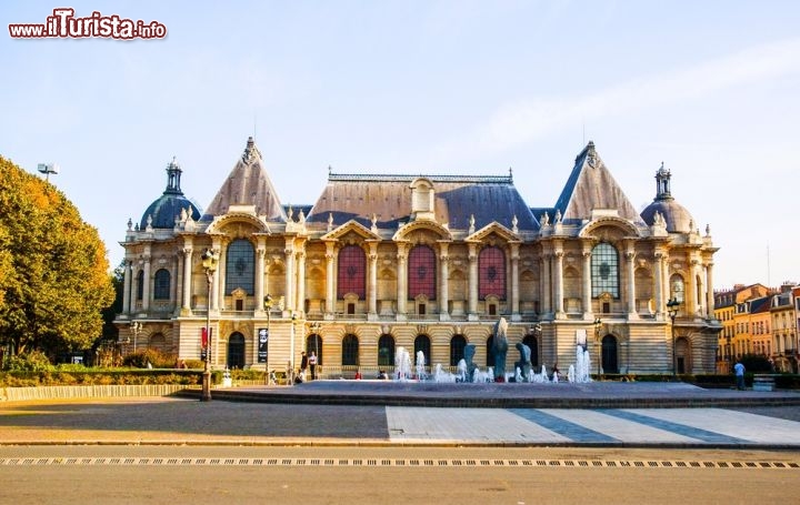 Immagine Museo delle Belle Arti di Lille, Francia. Illuminato dai raggi del sole, questo maestoso edificio appare ancora di più in tutta la sua bellezza architettonica. Su un'area di circa 22 mila metri quadrati ospita opere di grande prestigio e valore, soprattutto testimonianze artistiche delle scuole pittoriche fiamminga, olandese, spagnola, italiana e francese - © Meiqianbao / Shutterstock.com