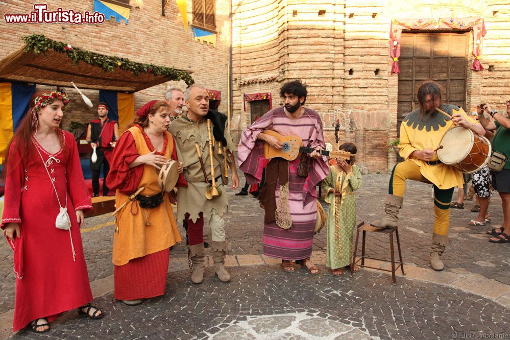 Immagine Musicisti medievali surante la rievocazione storica di Mondavio, provincia di Pesaro-Urbino.