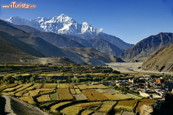 Immagine il Mustang  è una regione solitaria del Nepal centro settentrionale, rimasta isolata per secoli come regno autonomo,  tra vallate inserite ai piedi delle più spettacolari montagne dell'Himalaya - © Pavel Samsonov / Shutterstock.com