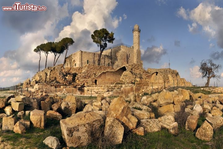 Immagine A nord-est di Gerusalemme, nei pressi di Shoafat, secondo la tradizione c'è la tomba del profeta Samuele, "Nebi Samuil" in lingua ebraica - © Ryan Rodrick Beiler / Shutterstock.com