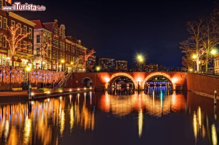 Immagine Nagasaki by night è un tripudio di luci di vari colori: anche il "ponte degli occhiali" sembra vestito a festa, e sulla superficie del fiume Nakashima scintillano i bagliori dei vicini palazzi - © TOMO / Shutterstock.com