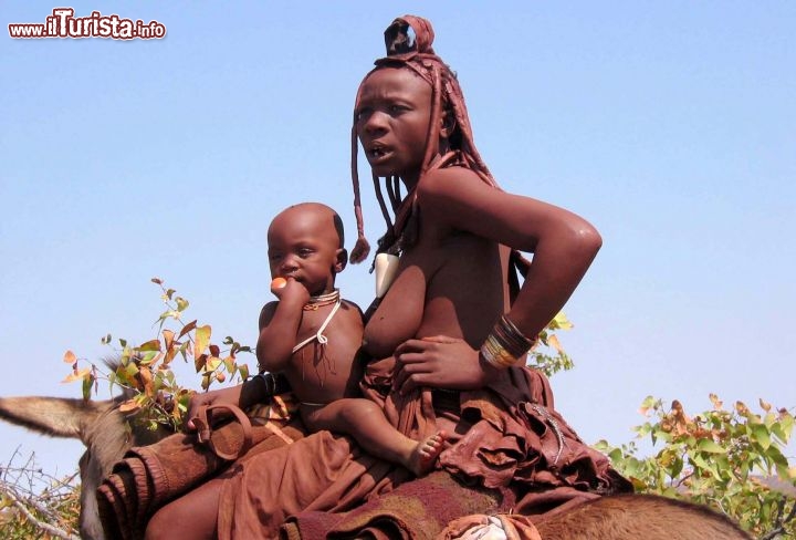 Immagine Namibia:nella savana vicino al parco di  Etosha, una donna Himba con bimbo - Foto di GIulio Badini