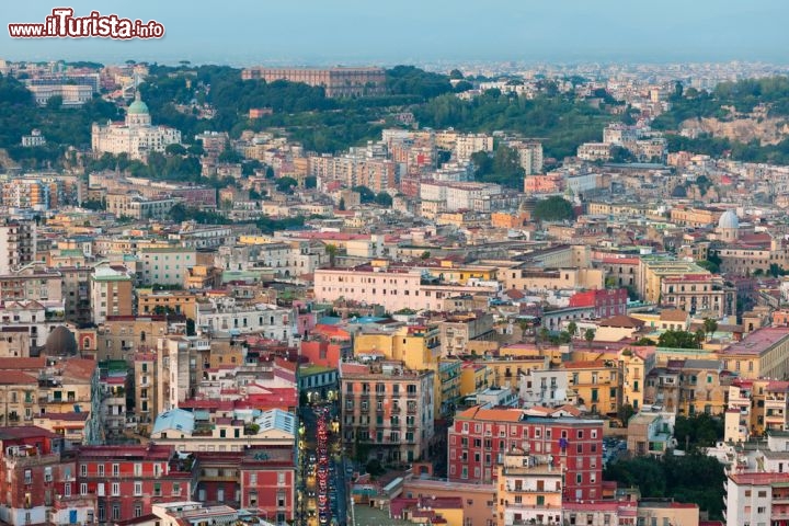 Immagine Napoli e i suoi colori che caratterizzano il centro storico del capoluogo partenopeo - © SergiyN / Shutterstock.com