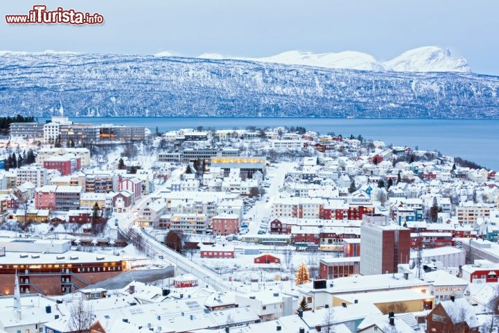 Immagine Panorama sul fiordo di Narvik, Norvegia - Il paesaggio è a dir poco spettacolare nonostante Narvik abbia iniziato a sviluppare la presenza turistica grazie al suo incredibile patrimonio solo in anni più recenti: gli scenari naturali incontaminati, la linea ferroviaria Ofotbanen diretta verso al Svezia e le strutture sportive all'avanguardia sono il fiore all'occhiello di questa città costiera che oggi conta venti mila abitanti. Narvik è una delle località norvegesi da non perdere © vichie81 / Shutterstock.com