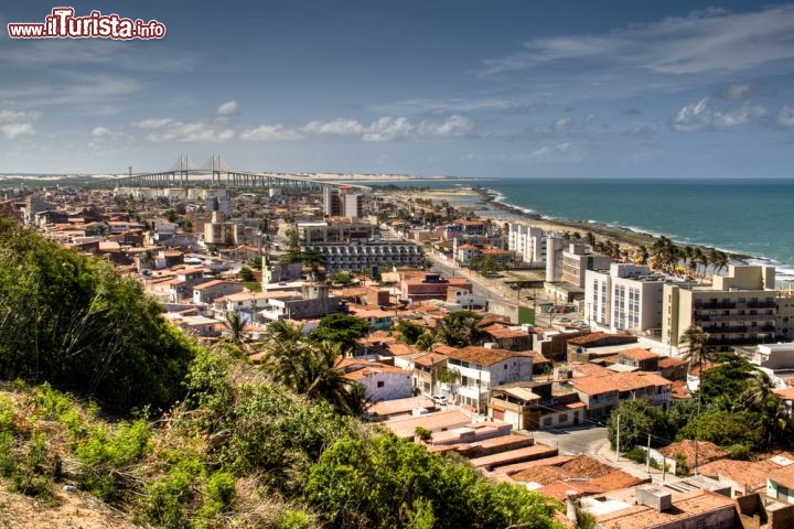 Immagine Panorama di Natal, la capitale dello stato di Rio Grande do Norte, che si trova sulla costa atlantica del Brasile nord-orientale - © nicolasdecorte / Shutterstock.com