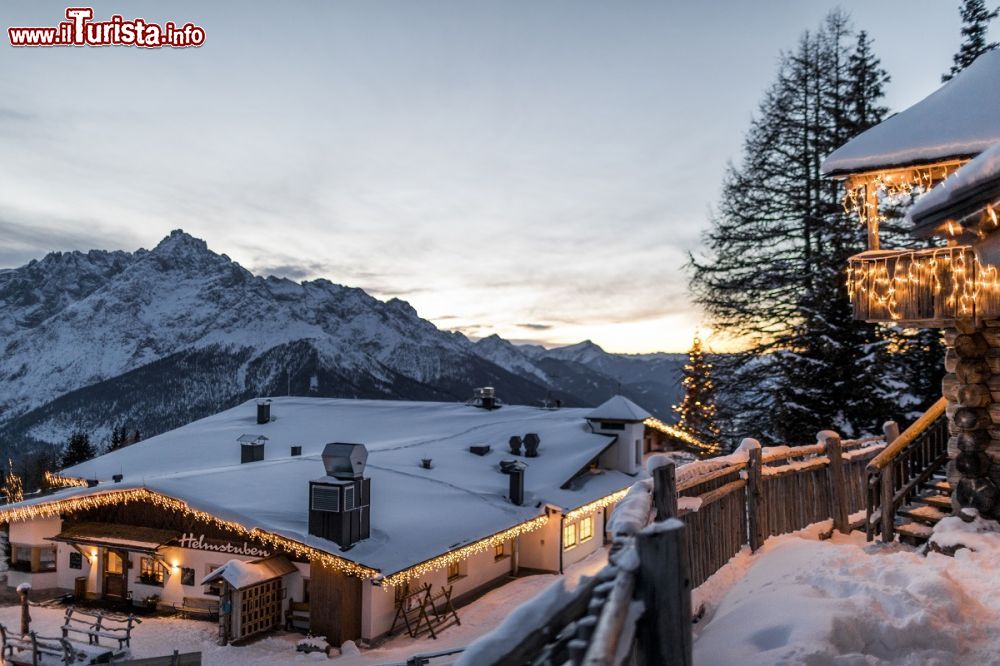 Immagine Natale in Alta Badia: luminarie natalizie a San Cassiano in Badia, Alto Adige - © Armin Huber / www.suedtirol.info 