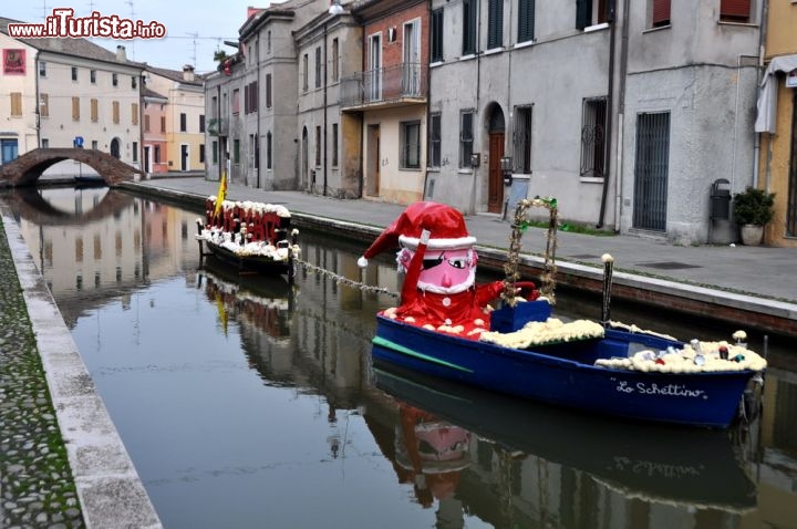 Immagine Natale a Comacchio: barche a tema in un canale del centro storico, Emilia-Romagna.
