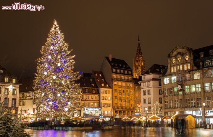 Immagine Natale in Place Kleber a Strasburgo, Francia - Luogo simbolo di Strasburgo, di cui ne è anche la piazza più grande, deve il suo nome al generale Jean Baptiste Kleber nato proprio nella bella città alsaziana nel 1753. Dichiarata patrimonio Unesco nel 1988, la piazza ospita alcune delle boutique più prestigiose di Strasburgo. Questa immagine notturna la ritrae nel periodo natalizio illuminata da luci e decorazioni © Leonid Andronov / Shutterstock.com