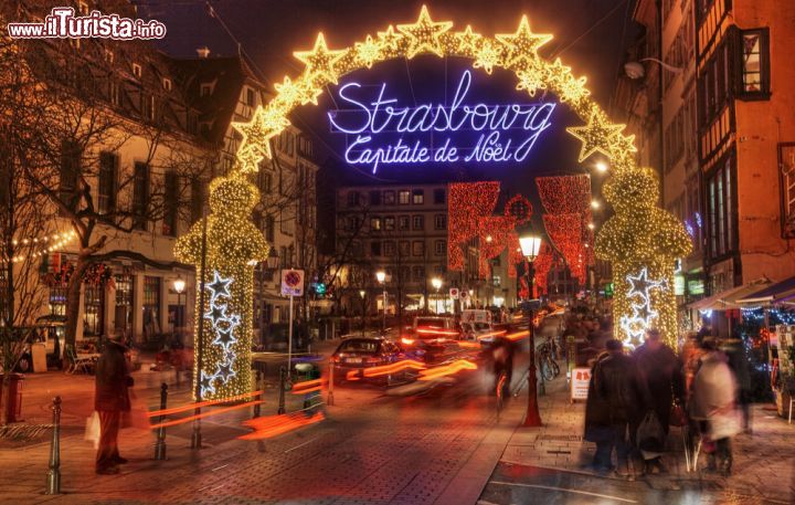 Immagine Luminarie natalizie a Strasburgo, Francia - Nel mese che precede l'Avvento la città di Strasburgo si veste a festa per ospitare i mercatini di Natale: centinaia di bancarelle invadono il cuore di questa località alsaziana che fra decorazioni, luci scintillanti, odore di spezie e cannella accompagna abitanti e turisti in un'atmosfera quasi fiabesca © Radu Razvan / Shutterstock.com