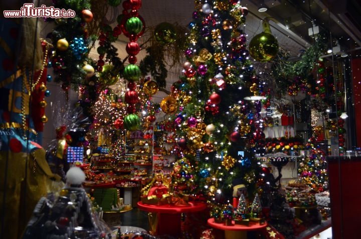Immagine Negozi vestiti a festa in occasione del Natale a Zurigo