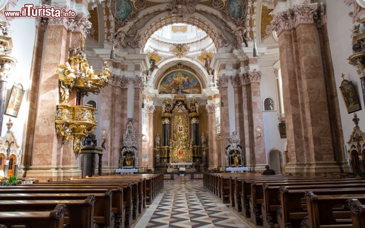 Immagine Navata centrale della chiesa chiamata Welfenmünster, una delle chiese più interessanti di Steingaden, assieme alla famosa Wieskirche - © Piith Hant / Shutterstock.com