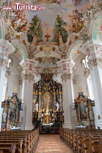 Immagine La Navata centrale ovale della chiesa di Nostra Signora a Steinhausen in Germania
