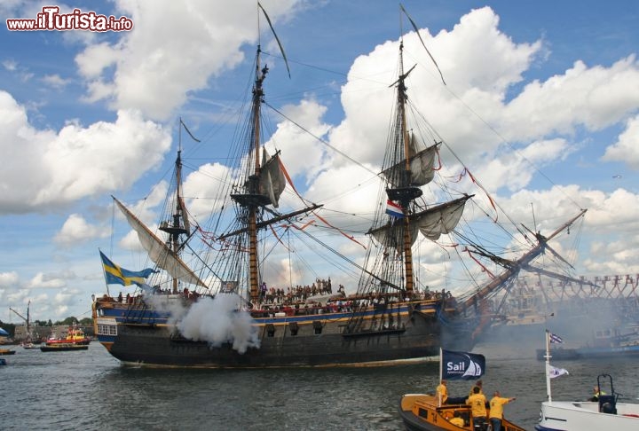 Immagine Storica nave Gotheborg all'Amsterdam Sail, Olanda - Il passaggio della Gotheborg, famosa nave per il commercio con le Indie, durante la parata quinquennale dell'Amsterdam Sail © jan kranendonk / Shutterstock.com