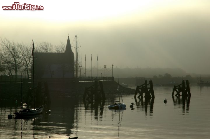 Immagine Nebbia mattutina nella baia di Cardiff in Galles .La capitale è soggetta spesso alle umidi correnti atlantiche (da ovest) che possono creare delle condizioni favorevoli all'insorgere della nebbia, specie durante l'inverno - © Rob Pitman / Shutterstock.com