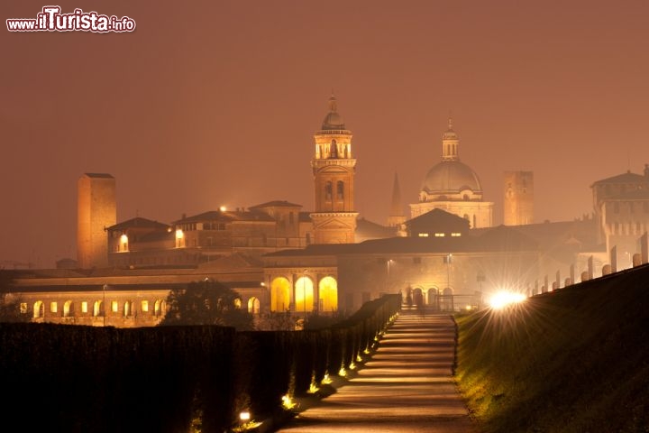Immagine Nebbia serale nel centro storico di Mantova. Trovandosi al centro della pianura Padana, Mantova gode di un clima continentale, e spesso nelle ore serali, in inverno, il centro viene avvolto da fitte nebbie - © Natalia Bratslavsky / Shutterstock.com