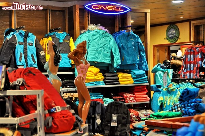 Immagine Negozio alla moda a Les Deux Alpes, una meta valida anche per lo shopping. Siamo nella regione Rodano-Alpi della Francia
