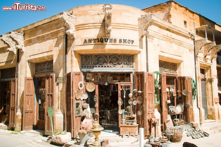 Immagine Negozio di antiquariato vicino al caravanserraglio di Buyuk Han a Nicosia, nella parte nord di Cipro - © Magicmood / Shutterstock.com