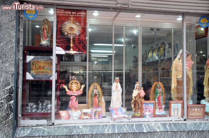Immagine Articoli religiosi nel quartiere La Candelaria di Bogotà, Colombia - Cuore storico della capitale, questo barrio ospita teatri, centri culturali e biblioteche oltre agli edifici storici e religiosi più importanti della città. E proprio fra le sue strette viuzze si possono trovare negozi e botteghe che vendono articoli religiosi. In Colombia la chiesa cattolica conta circa 40 milioni di battezzati: l'evangelizzazione di questo territorio del Sud America iniziò con le spedizioni coloniali spagnole nel XVI° secolo © Sonja Vietto Ramus