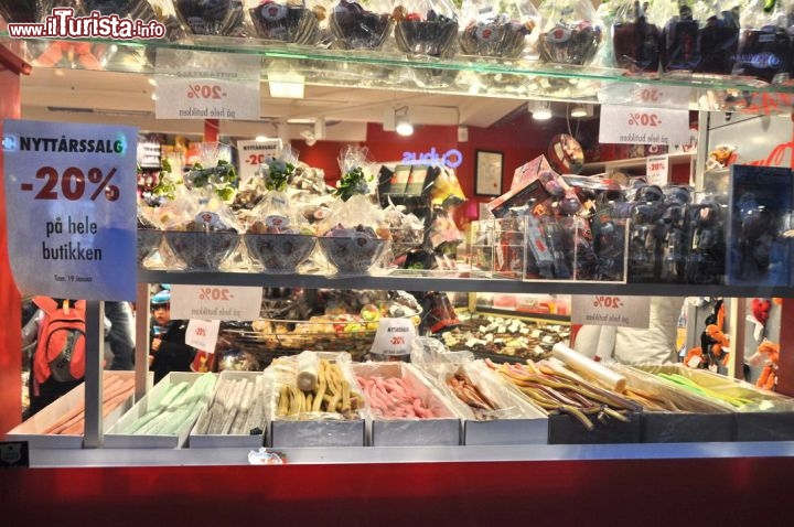 Immagine Negozio di caramelle e dolci lungo la Storgata, la via dello shopping diTromso  in Norvegia