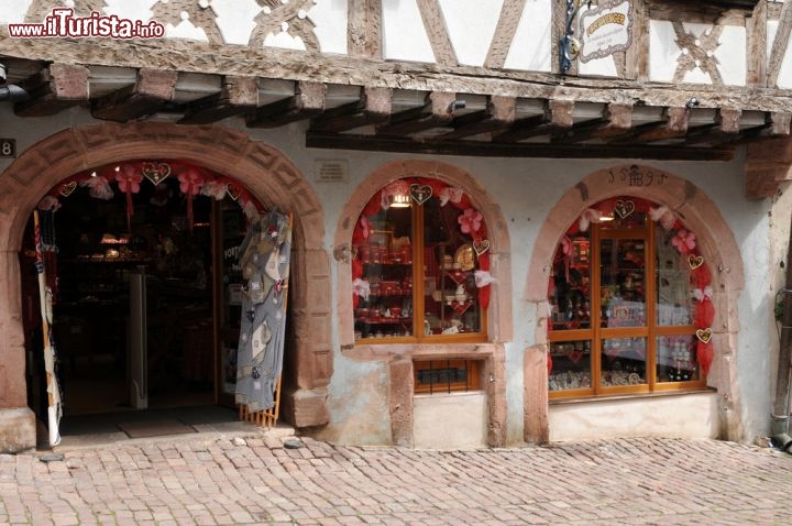 Immagine Negozio di prodotti tipici a Riquewihr, Francia - Souvenir d'Alsazia? Una buona bottiglia di vino acquistata in uno dei borghi medievali più incantevoli di questa regione francese dove a dominare è un paesaggio quasi completamente coltivato a riesling. Ma non solo. Chi si reca a Riquewihr potrà trovare specialità gastronomiche e dolciarie, oggetti d'artigianato in legno e tipiche decorazioni per abbellire la propria casa © Pack-Shot / Shutterstock.com