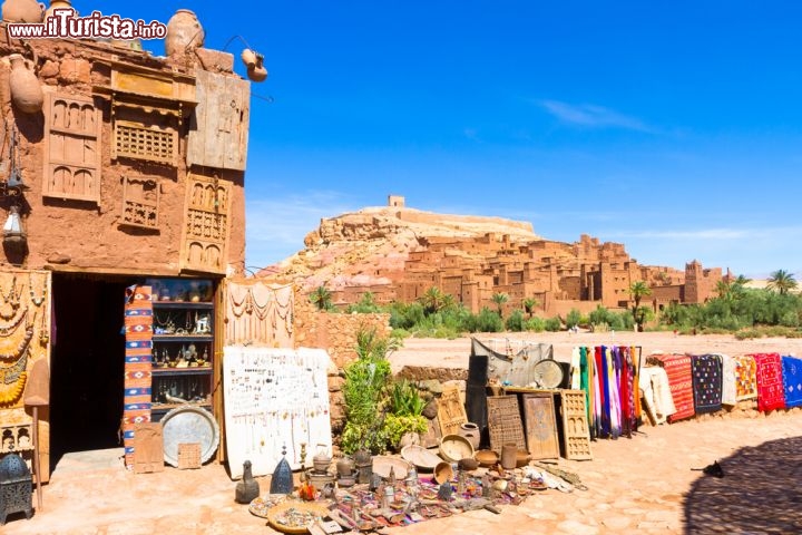 Immagine Negozio di souvenir a Ait Benhaddou: sullo sfonfo la famosa Kasbah fortificata del Marocco - © Matej Kastelic / Shutterstock.com