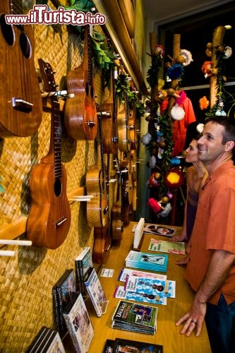 Immagine Un tipico negozio di ukulele sull'isola di Hawaii, nell'omonimo arcipelago del Pacifico. L'ukulele è la versione hawaiana di uno strumento a corde portoghese, detto cavaquinho, braguinha o machete, e fu inventato alla fine dell'Ottocento proprio da alcuni immigrati portoghesi alle Hawaii. Il nome, in lingua locale, significa "pulce saltellante", probabilmente per la rapidità con cui le corde vengono solitamente pizzicate - © Tor Johnson / www.hvcb.org