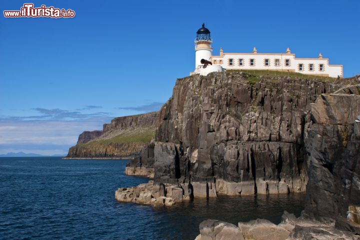 Immagine Neist Point Lighthouse: ci troviamo sulla punta più occidentale di Skye dove si trova uno dei fari più importanti della Scozia affacciata sullo stretto chiamato "The Minch", che separa le Ebridi interni da quelle esterne. Le rocce di questa punta ricordano quelle della Giant Causeway dell'Irlanda dato che sono costituite da basalti colonnari prismatici - © Merlindo / Shutterstock.com