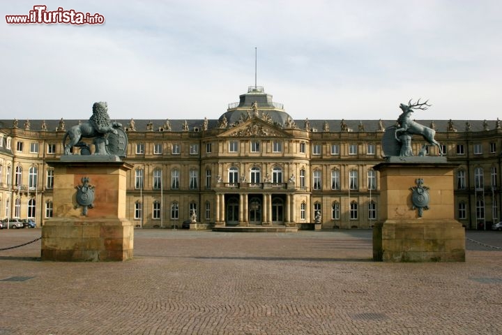 Immagine Il Neue Schloss di Stoccarda - in italiano Castello Nuovo - se ne sta su un verde rilievo nel centro della città, dove accoglie i funzionari governativi con la sua facciata sontuosa e le sue sculture di un leone e di un cervo, simboli della regione. Ai turisti è consentito l'ingresso solo in particolari occasioni nell'arco dell'anno - © anweber / Shutterstock.com