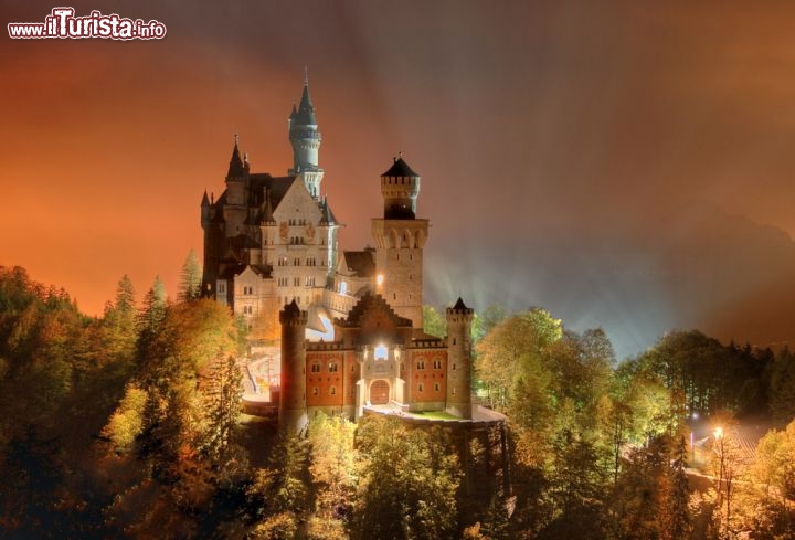 Immagine Neuschwanstein castello Baviera fotografato di notte - © SergeyBorisov / Shutterstock.com