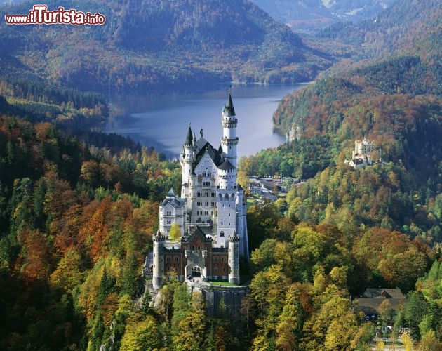 Immagine Neuschwanstein la magnifica fortezza di Re Ludwig II in Baviera (Germania), il castello che ha ispirato la Disney nella realizzazione del disegno di quello della Bella Addormentata nel Bosco - © KPG_Payless / Shutterstock.com