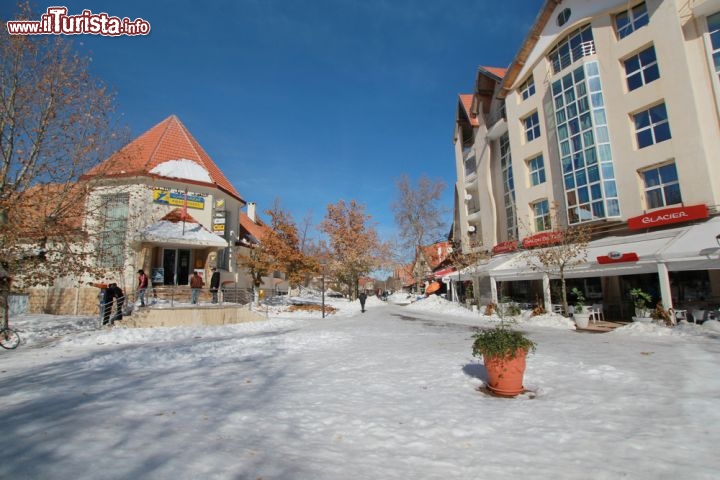 Immagine Neve ad Ifrane, il villaggio diventa una frequentata stazione sciistica in inverno. Ci troviamo quasi a 1700 m di quota nel medio Atlante, in  Marocco. E' anche chiamata come la "piccola Svizzera" per le sue architetture più alpine che marocchine, ed è anche la città più pulita di tutto il Marocco - © charnsitr / Shutterstock.com