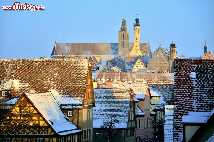 Immagine Neve a Rothenburg ob der Tauber, Germania - Con una soffice spolverata di neve, i tetti delle case di Rothenburg sopra il Tauber rendono ancora più suggestivo il panorama che si può ammirare su questa località della Baviera, e in particolare della Strada Romantica, che emerge per bellezza e fascino © Martin Froyda / Shutterstock.com