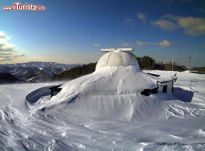 Immagine Nevicata 2012 a Monteromano di Brisighella (Emilia Romagna) con oltre 1,6 metri di neve l'osservatorio astronomico era stato praticamente sepolto.
