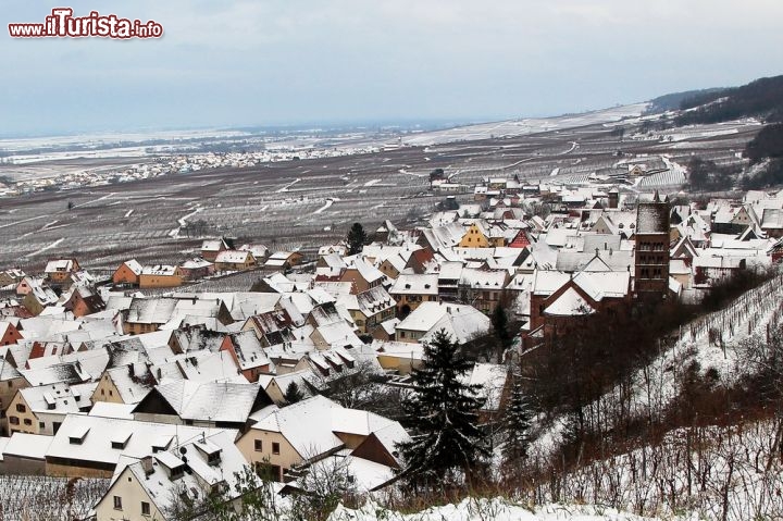 Immagine Paesaggio invernale a Riquewihr, Alsazia - Un soffice manto di neve ricopre il borgo di Riquewihr che anche in versione invernale affascina i turisti di tutto il mondo. Le precipitazioni nevose e le piogge sono piuttosto abbondanti nel mese di Gennaio quando, in media una quindicina di giorni, il tempo rispecchia alla perfezione l'inverno © LENS-68 / Shutterstock.com