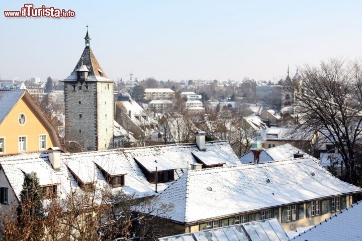 Immagine I tetti imbiancati del centro di Sciaffusa in Svizzera dopo una nevicata - © Yu Lan / Shutterstock.com