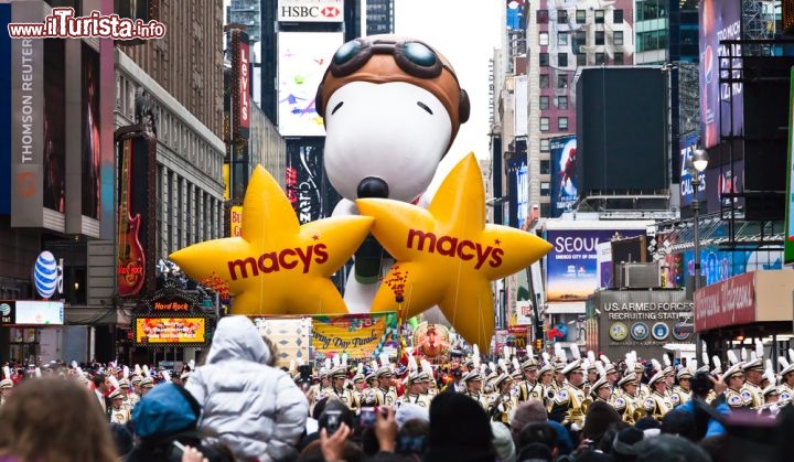 Immagine Macy's Thanksgiving Day Parade a New York, Stati Uniti. La parata per il giorno del ringraziamento a New York organizzata dai grandi magazzini Macy's. Oltre 2 milioni di spettatori assistono a questa manifestazione famosa in tutto il mondo per i suoi colori e i palloni aerostatici - © gary718 / Shutterstock.com
