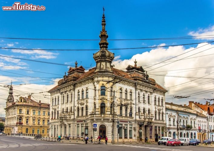 Immagine Palazzo Babos a Cluj Napoca, Romania - Conosciuto anche come New York Palace, questo maestoso edificio edificato nel 1894 è stato chiuso nel 2005 per essere riaperto qualche anno più tardi come centro commerciale © Leonid Andronov / Shutterstock.com