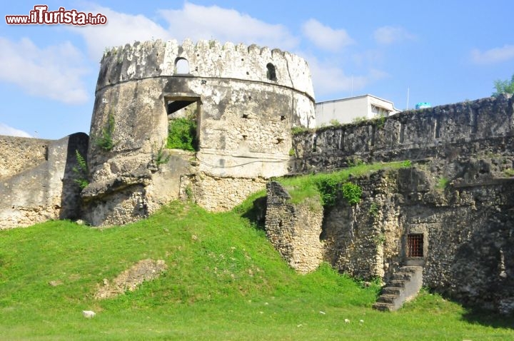 Immagine Ngome Kongwe, è il vecchio forte di Zanzibar in Tanzania. L'isola da sempre ha rappresentato un punto strategico di grande importanza. Da qui gli arabi organizzavano il mercato degli schiavi, e per la sua posizione l'isola fu utilizzata dagli esploratori britannici come punto base per le loro spedizioni all'interno dell'Africa nera  - © meunierd / Shutterstock.com