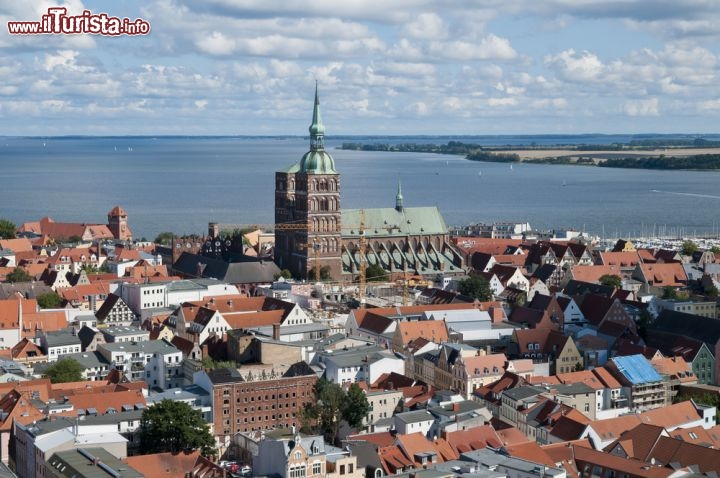 Immagine La Nikolaikirche svetta nel centro storico di Stralsund (Meclemburgo Pomerania) la città portuale del nord Germania, lungo le coste del Mar Baltico - © Andreas Juergensmeier / Shutterstock.com
