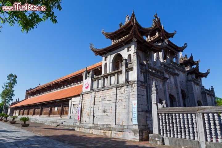 Immagine Ninh Binh, Vietnam, Phat Diem Cathedral: è una delle cattedrali più famose del nord del Vietnam, ed è citata anche nel romanzo di Graham Greene "L'americano tranquillo" - Foto © Michael Hero / Shutterstock.com