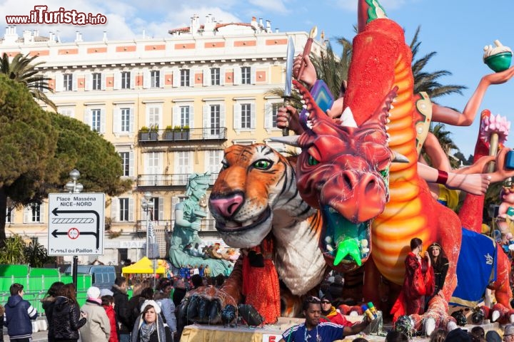 Immagine Nizza, i carri allegorici del carnevale sfilano lungo le strade della città della Costa Azzurra - © Anna Breitenberger / Shutterstock.com