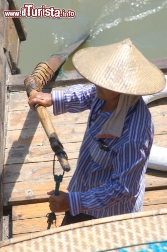 Immagine Nocchiere di una barca tipica, a mono remo, in azione a Zhouzhuang in Cina