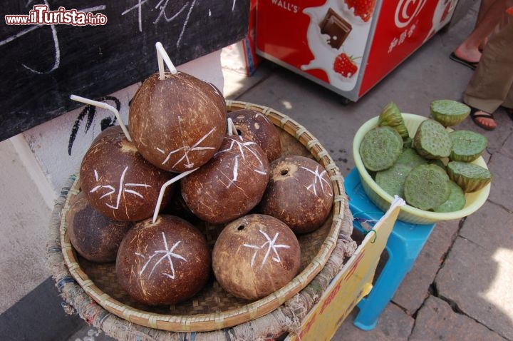 Immagine Noci di cocco e fiori di Loto a Zhouzhuang in Cina