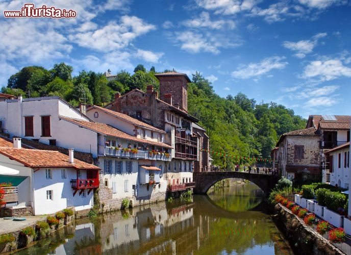 Immagine Uno scorcio del borgo di Saint-Jean- Pied- de- Port, nord Pirenei (Francia). Si tratta del punto di partenza ufficiale del Cammino francese. 62499358