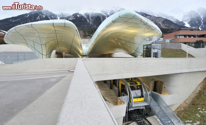 Immagine Nordkettenbahnen a Innsbruck (Austria): da qui parte la funicolare che collega il centro città con le montagne che sovrastano la capitale del Tirolo - © jordache / Shutterstock.com