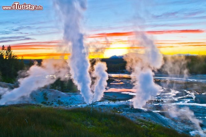 Immagine Norris Geyser Basin, Yellowstone National Park (USA). Questa zona ricca di fenomeni geotermali si trova nella parte nord-ovest del parco e vanta al suo interno lo Steamboat Geyser, attualmente il vulcano ad acqua più intenso del pianeta - © Krzysztof Wiktor / Shutterstock.com