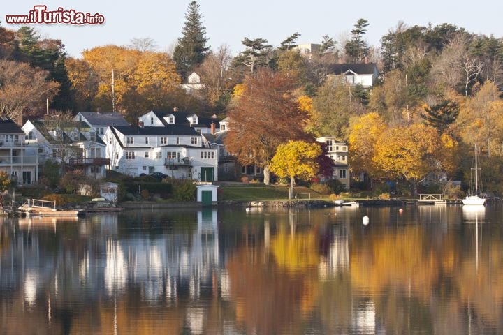 Immagine Ad Halifax, capitale della Nuova Scozia (Canada), la North West Arm è un'incantevole insenatura disegnata dall'Oceano Atlantico, che lambisce la sponda occidentale dell'Halifax Peninsula. Vi si affacciano belle residenze di legno, spazi verdi e qualche spiaggia, ed è punteggiata da alcuni isolotti. Nell'immagine vi si specchiano i colori caldi dell'autunno  - © MMacKillop / Shutterstock.com