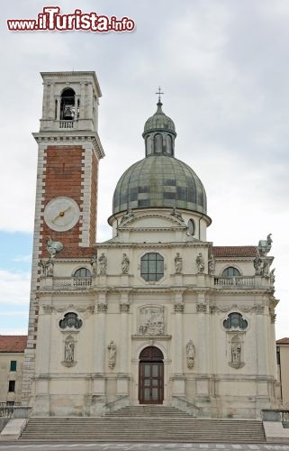 Immagine Il Santuario della Madonna di Monte Berico sorge sopra Vicenza, su un colle a sud-ovest della città. È formato da una chiesa in stile gotico, incorporata nel santuario all'inizio del Settecento, e da una basilica barocca progettata dal vicentino Borella, cominciata nel 1688 e terminata nel 1703 - © federicofoto / Shutterstock.com